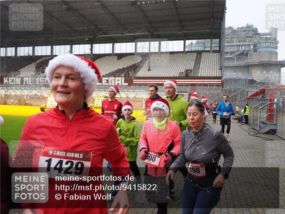 07.12.2025 - St. Pauli X-Mass-Run No. 15 Fabian Wolf http://msf.ph/oto/9415822 07.12.2025 11:06:11 Ziel 92, 204, 300, 402, 403, 414, 556, 659, 693, 854, 858, 878, 920, 944, 1024, 1025, 1223, 1229, 1287, 1403, 1429, 1430, 1648, 2243, 2245, 4579, 4581, 4583, 4585, 4587 meine-sportfotos.de