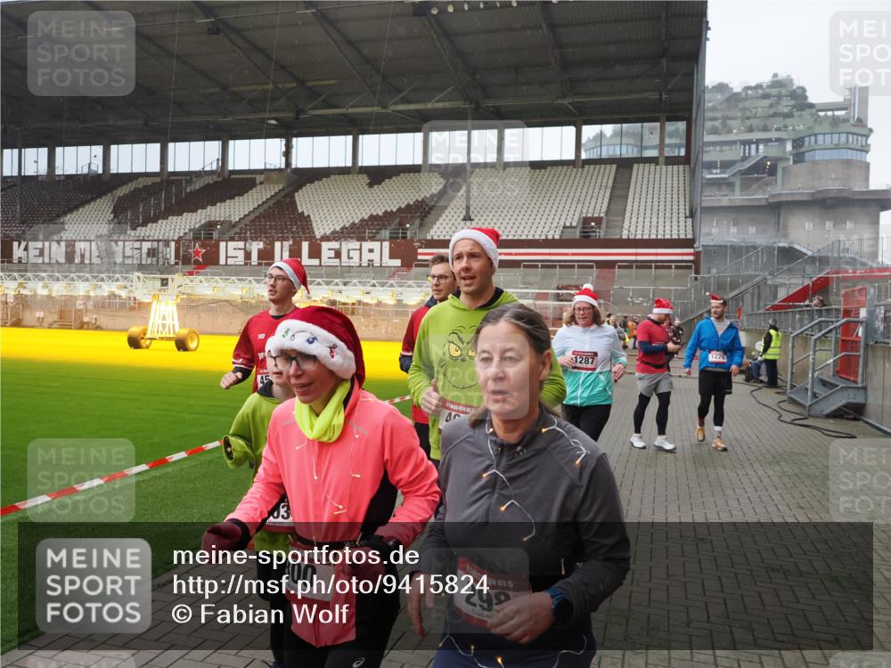 07.12.2025 - St. Pauli X-Mass-Run No. 15 Fabian Wolf http://msf.ph/oto/9415824 07.12.2025 11:06:11 Ziel 92, 204, 300, 402, 403, 414, 556, 659, 693, 854, 858, 878, 920, 944, 1024, 1025, 1223, 1229, 1287, 1403, 1429, 1430, 1648, 2243, 2245, 4579, 4581, 4583, 4585, 4587 meine-sportfotos.de