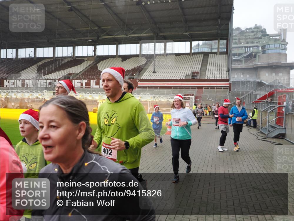 07.12.2025 - St. Pauli X-Mass-Run No. 15 Fabian Wolf http://msf.ph/oto/9415826 07.12.2025 11:06:12 Ziel 92, 204, 402, 403, 414, 556, 693, 854, 858, 878, 920, 944, 1024, 1025, 1223, 1229, 1287, 1403, 1429, 1430, 1648, 2243, 2245, 4579, 4581, 4583, 4585, 4587 meine-sportfotos.de