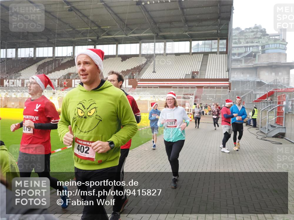 07.12.2025 - St. Pauli X-Mass-Run No. 15 Fabian Wolf http://msf.ph/oto/9415827 07.12.2025 11:06:12 Ziel 92, 204, 402, 403, 414, 556, 693, 854, 858, 878, 920, 944, 1024, 1025, 1223, 1229, 1287, 1403, 1429, 1430, 1648, 2243, 2245, 4579, 4581, 4583, 4585, 4587 meine-sportfotos.de