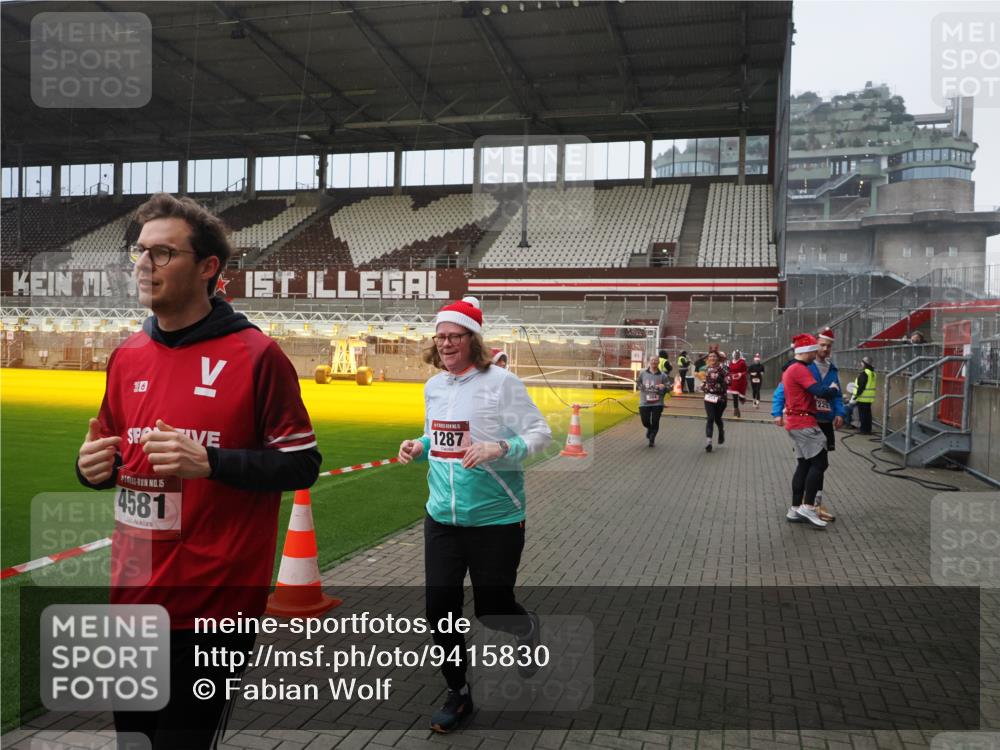 07.12.2025 - St. Pauli X-Mass-Run No. 15 Fabian Wolf http://msf.ph/oto/9415830 07.12.2025 11:06:13 Ziel 92, 204, 402, 403, 414, 474, 486, 556, 693, 854, 858, 878, 920, 944, 1024, 1025, 1223, 1229, 1287, 1403, 1429, 1430, 1648, 2243, 2245, 4579, 4581, 4583, 4585, 4587 meine-sportfotos.de