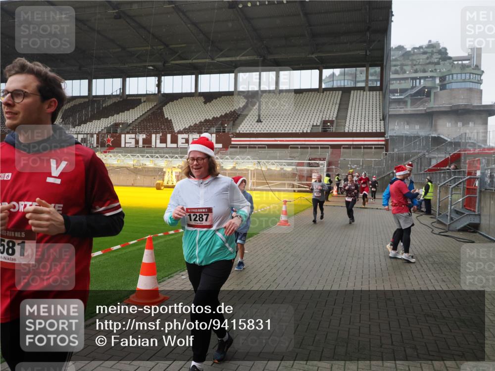 07.12.2025 - St. Pauli X-Mass-Run No. 15 Fabian Wolf http://msf.ph/oto/9415831 07.12.2025 11:06:13 Ziel 92, 204, 402, 403, 414, 474, 486, 556, 693, 854, 858, 878, 920, 944, 1024, 1025, 1223, 1229, 1287, 1403, 1429, 1430, 1648, 2243, 2245, 4579, 4581, 4583, 4585, 4587 meine-sportfotos.de