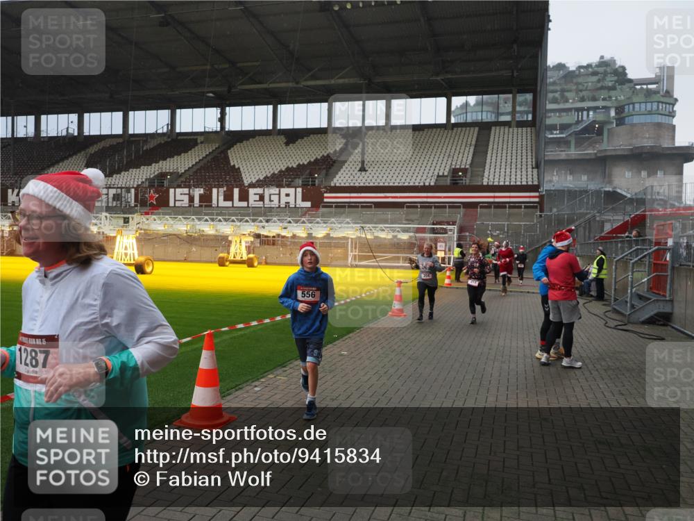 07.12.2025 - St. Pauli X-Mass-Run No. 15 Fabian Wolf http://msf.ph/oto/9415834 07.12.2025 11:06:13 Ziel 92, 204, 402, 403, 414, 474, 486, 556, 693, 854, 858, 878, 920, 944, 1024, 1025, 1223, 1229, 1287, 1403, 1429, 1430, 1648, 2243, 2245, 4579, 4581, 4583, 4585, 4587 meine-sportfotos.de