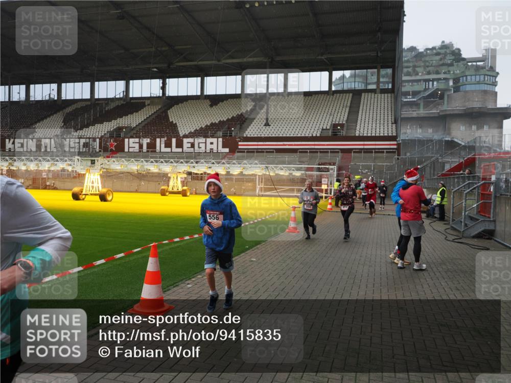 07.12.2025 - St. Pauli X-Mass-Run No. 15 Fabian Wolf http://msf.ph/oto/9415835 07.12.2025 11:06:14 Ziel 92, 204, 402, 403, 414, 474, 486, 556, 693, 854, 858, 878, 920, 944, 1024, 1025, 1223, 1229, 1287, 1403, 1429, 1430, 1648, 2243, 2245, 4579, 4581, 4583, 4585, 4587 meine-sportfotos.de