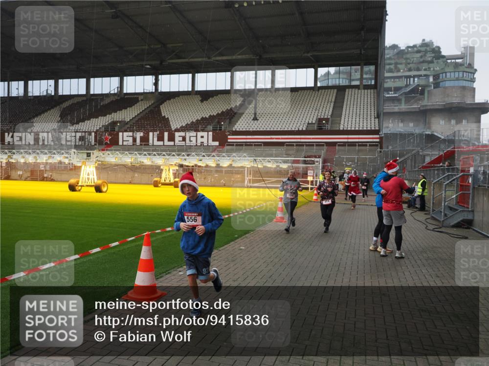 07.12.2025 - St. Pauli X-Mass-Run No. 15 Fabian Wolf http://msf.ph/oto/9415836 07.12.2025 11:06:14 Ziel 92, 204, 402, 403, 414, 474, 486, 556, 693, 854, 858, 878, 920, 944, 1024, 1025, 1223, 1229, 1287, 1403, 1429, 1430, 1648, 2243, 2245, 4579, 4581, 4583, 4585, 4587 meine-sportfotos.de