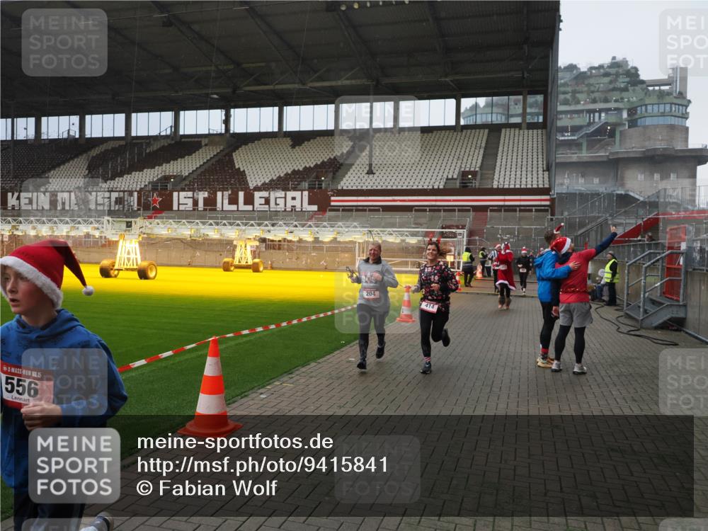 07.12.2025 - St. Pauli X-Mass-Run No. 15 Fabian Wolf http://msf.ph/oto/9415841 07.12.2025 11:06:15 Ziel 204, 402, 403, 414, 474, 486, 556, 693, 854, 858, 878, 920, 944, 1024, 1223, 1229, 1287, 1403, 1429, 1430, 1648, 2243, 2245, 4579, 4581, 4583, 4585, 4587 meine-sportfotos.de