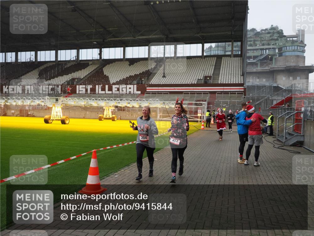 07.12.2025 - St. Pauli X-Mass-Run No. 15 Fabian Wolf http://msf.ph/oto/9415844 07.12.2025 11:06:15 Ziel 204, 402, 403, 414, 474, 486, 556, 693, 854, 858, 878, 920, 944, 1024, 1223, 1229, 1287, 1403, 1429, 1430, 1648, 2243, 2245, 4579, 4581, 4583, 4585, 4587 meine-sportfotos.de
