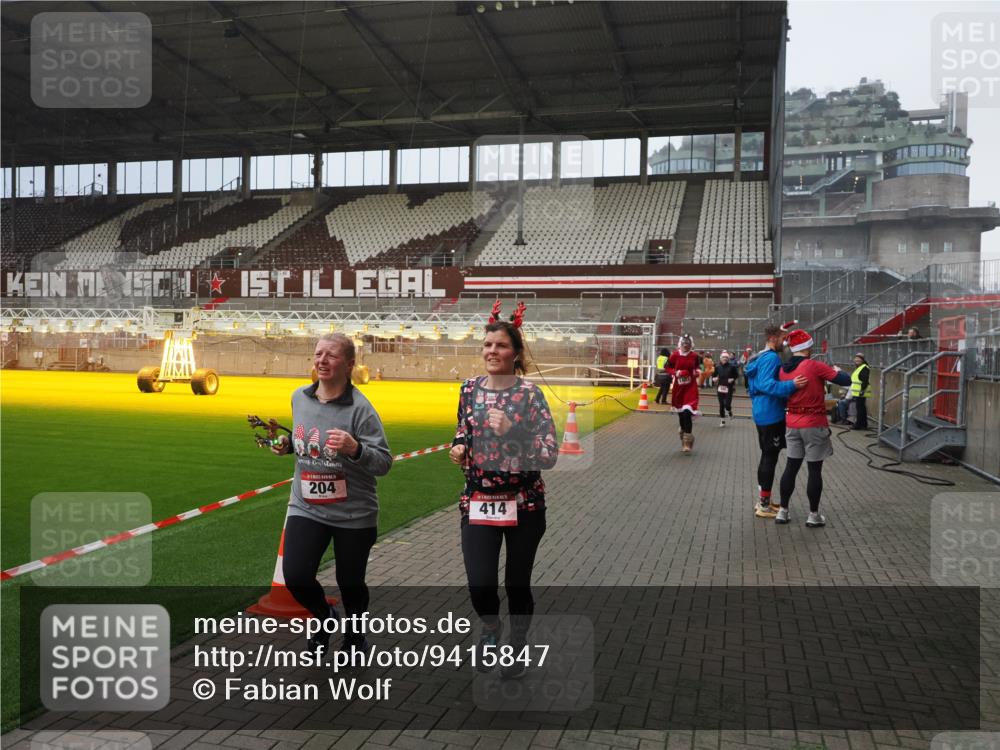 07.12.2025 - St. Pauli X-Mass-Run No. 15 Fabian Wolf http://msf.ph/oto/9415847 07.12.2025 11:06:16 Ziel 204, 402, 403, 414, 474, 486, 556, 854, 858, 878, 920, 944, 1223, 1229, 1287, 1403, 1429, 1430, 2243, 2245, 4579, 4581, 4583, 4585, 4587 meine-sportfotos.de