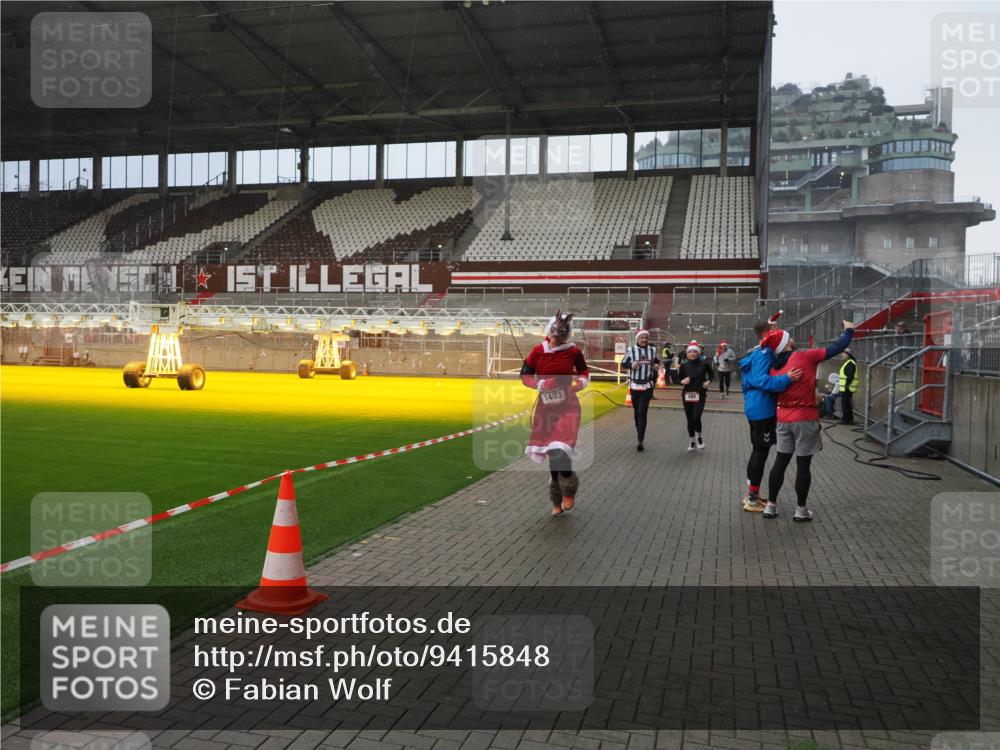 07.12.2025 - St. Pauli X-Mass-Run No. 15 Fabian Wolf http://msf.ph/oto/9415848 07.12.2025 11:06:18 Ziel 204, 402, 403, 414, 474, 486, 556, 854, 858, 878, 920, 1223, 1229, 1287, 1403, 1429, 1430, 1442, 2245, 4579, 4581, 4583, 4585, 4587 meine-sportfotos.de