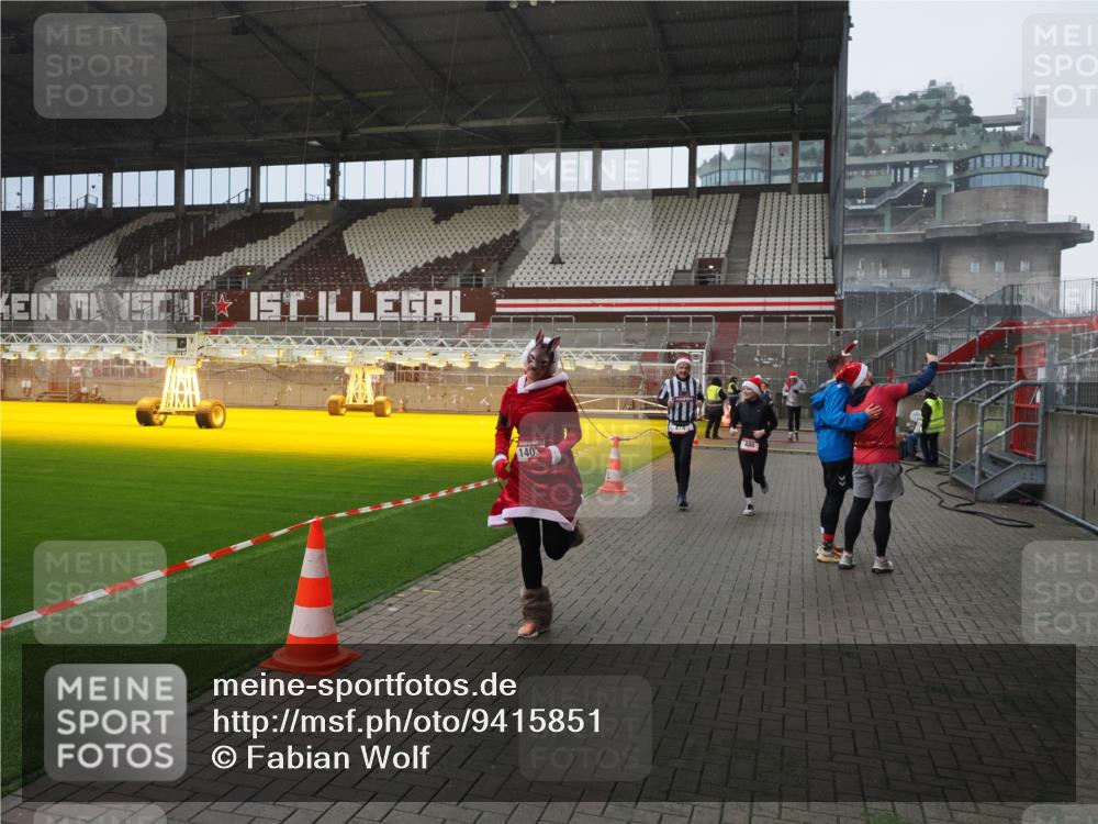 07.12.2025 - St. Pauli X-Mass-Run No. 15 Fabian Wolf http://msf.ph/oto/9415851 07.12.2025 11:06:19 Ziel 204, 402, 403, 414, 474, 486, 556, 1223, 1229, 1287, 1403, 1429, 1430, 1440, 1442, 4579, 4581, 4583, 4585, 4587 meine-sportfotos.de