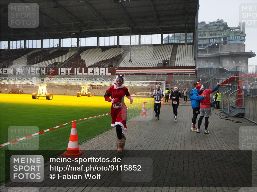 07.12.2025 - St. Pauli X-Mass-Run No. 15 Fabian Wolf http://msf.ph/oto/9415852 07.12.2025 11:06:19 Ziel 204, 402, 403, 414, 474, 486, 556, 1223, 1229, 1287, 1403, 1429, 1430, 1440, 1442, 4579, 4581, 4583, 4585, 4587 meine-sportfotos.de
