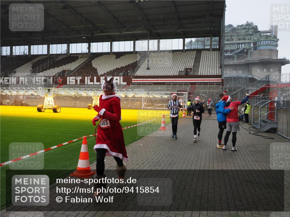 07.12.2025 - St. Pauli X-Mass-Run No. 15 Fabian Wolf http://msf.ph/oto/9415854 07.12.2025 11:06:19 Ziel 204, 402, 403, 414, 474, 486, 556, 1223, 1229, 1287, 1403, 1429, 1430, 1440, 1442, 4579, 4581, 4583, 4585, 4587 meine-sportfotos.de