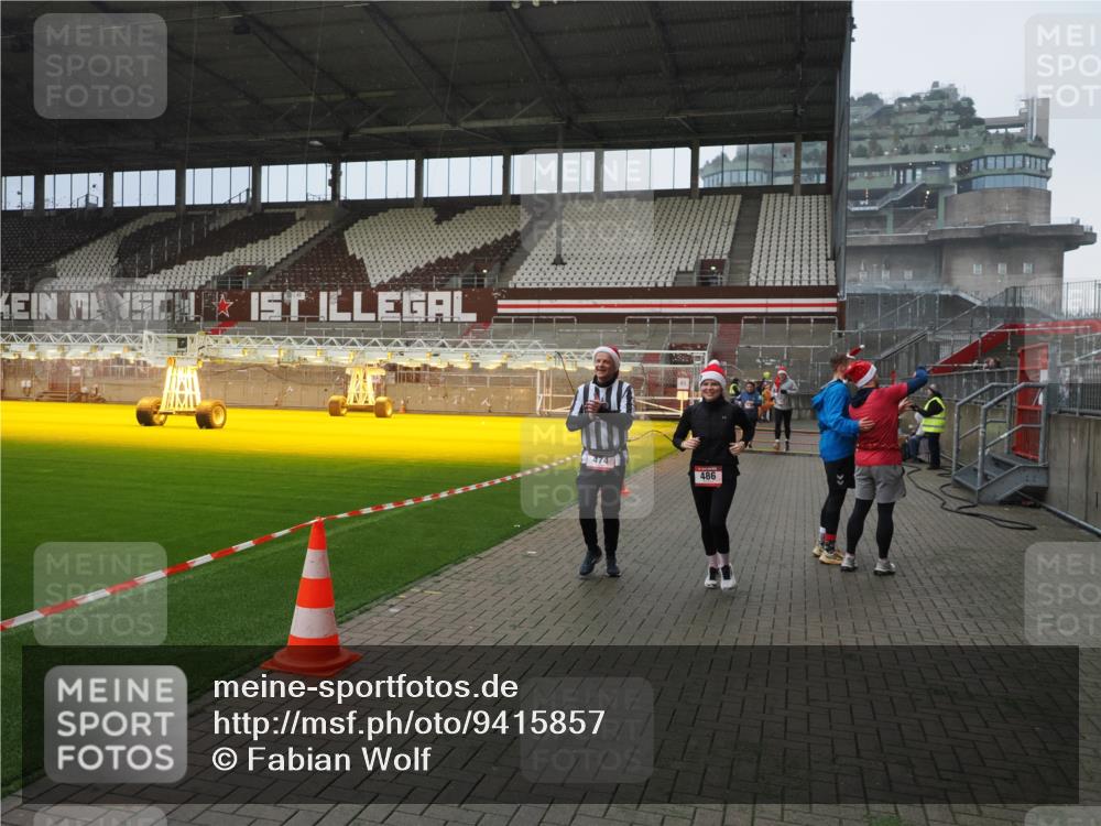 07.12.2025 - St. Pauli X-Mass-Run No. 15 Fabian Wolf http://msf.ph/oto/9415857 07.12.2025 11:06:20 Ziel 204, 402, 403, 414, 474, 486, 556, 1223, 1229, 1287, 1403, 1440, 1442, 4579, 4581 meine-sportfotos.de