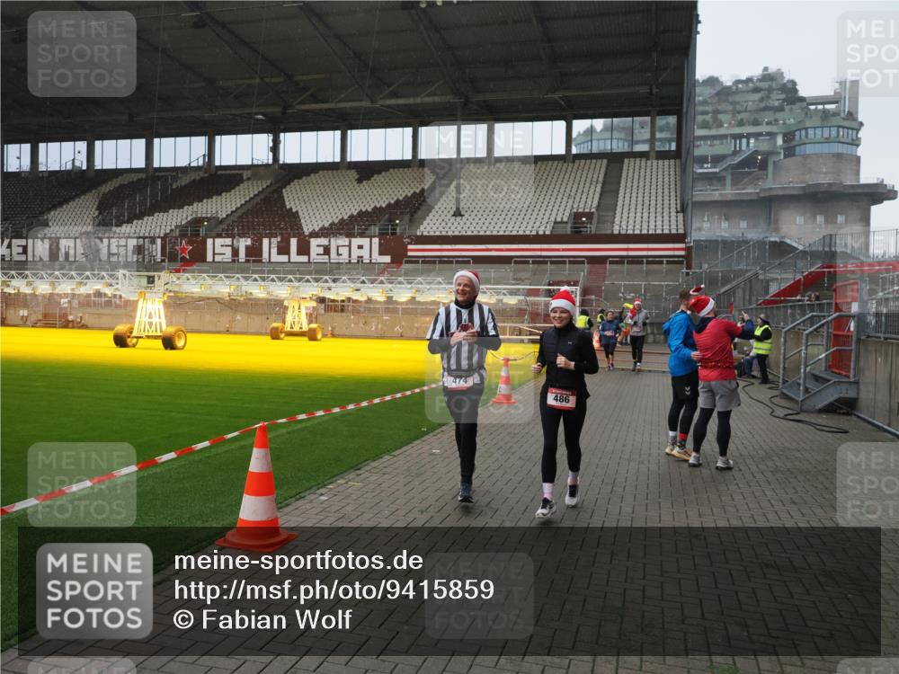 07.12.2025 - St. Pauli X-Mass-Run No. 15 Fabian Wolf http://msf.ph/oto/9415859 07.12.2025 11:06:21 Ziel 204, 402, 403, 414, 474, 486, 556, 1287, 1403, 1440, 1442, 4579, 4581 meine-sportfotos.de
