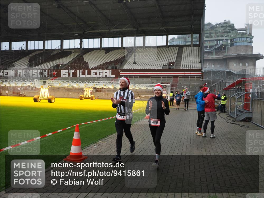 07.12.2025 - St. Pauli X-Mass-Run No. 15 Fabian Wolf http://msf.ph/oto/9415861 07.12.2025 11:06:21 Ziel 204, 402, 403, 414, 474, 486, 556, 1287, 1403, 1440, 1442, 4579, 4581 meine-sportfotos.de