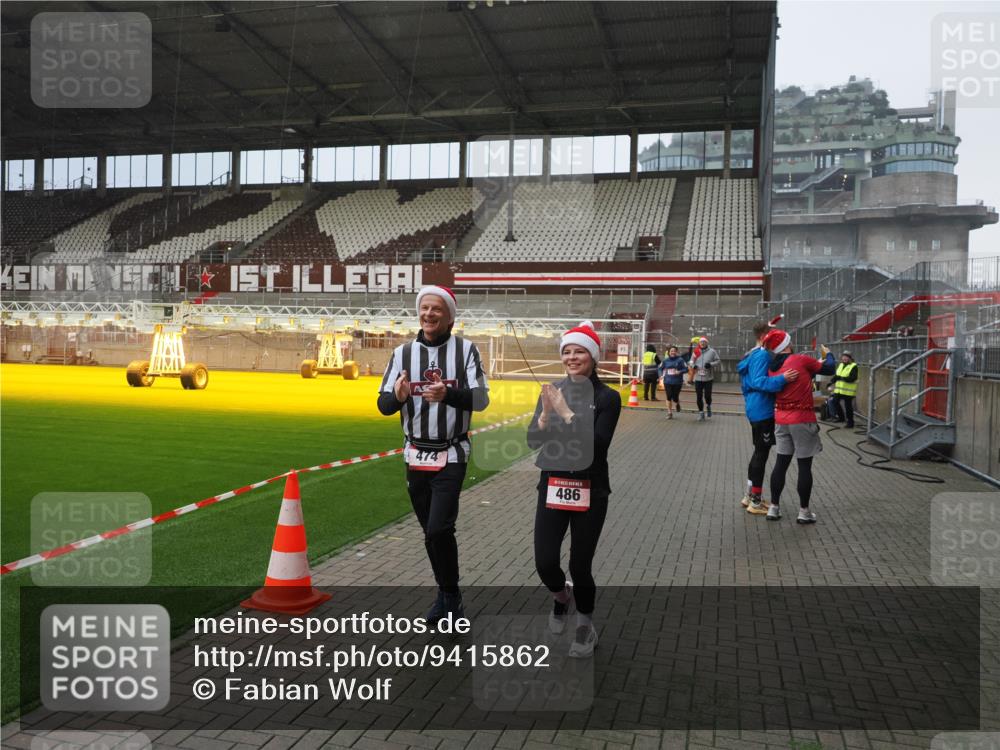 07.12.2025 - St. Pauli X-Mass-Run No. 15 Fabian Wolf http://msf.ph/oto/9415862 07.12.2025 11:06:21 Ziel 204, 402, 403, 414, 474, 486, 556, 1287, 1403, 1440, 1442, 4579, 4581 meine-sportfotos.de