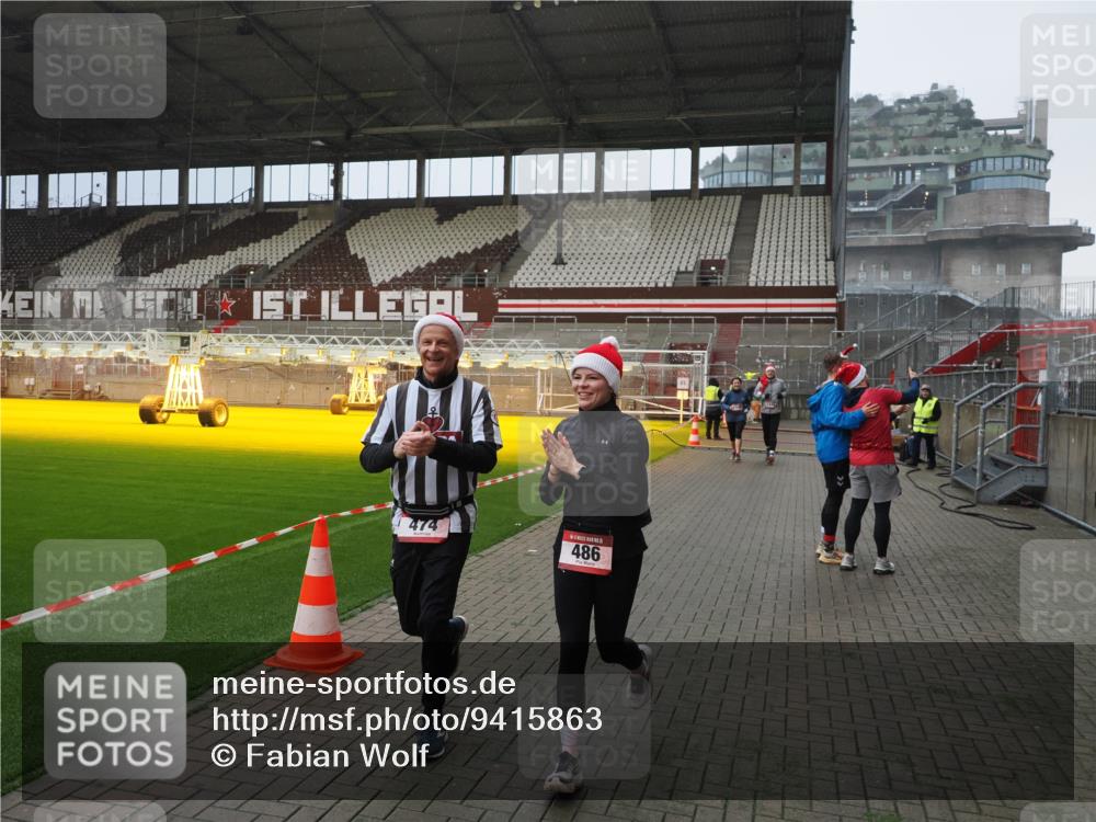 07.12.2025 - St. Pauli X-Mass-Run No. 15 Fabian Wolf http://msf.ph/oto/9415863 07.12.2025 11:06:22 Ziel 204, 414, 474, 486, 556, 1287, 1403, 1440, 1442, 4579, 4581 meine-sportfotos.de