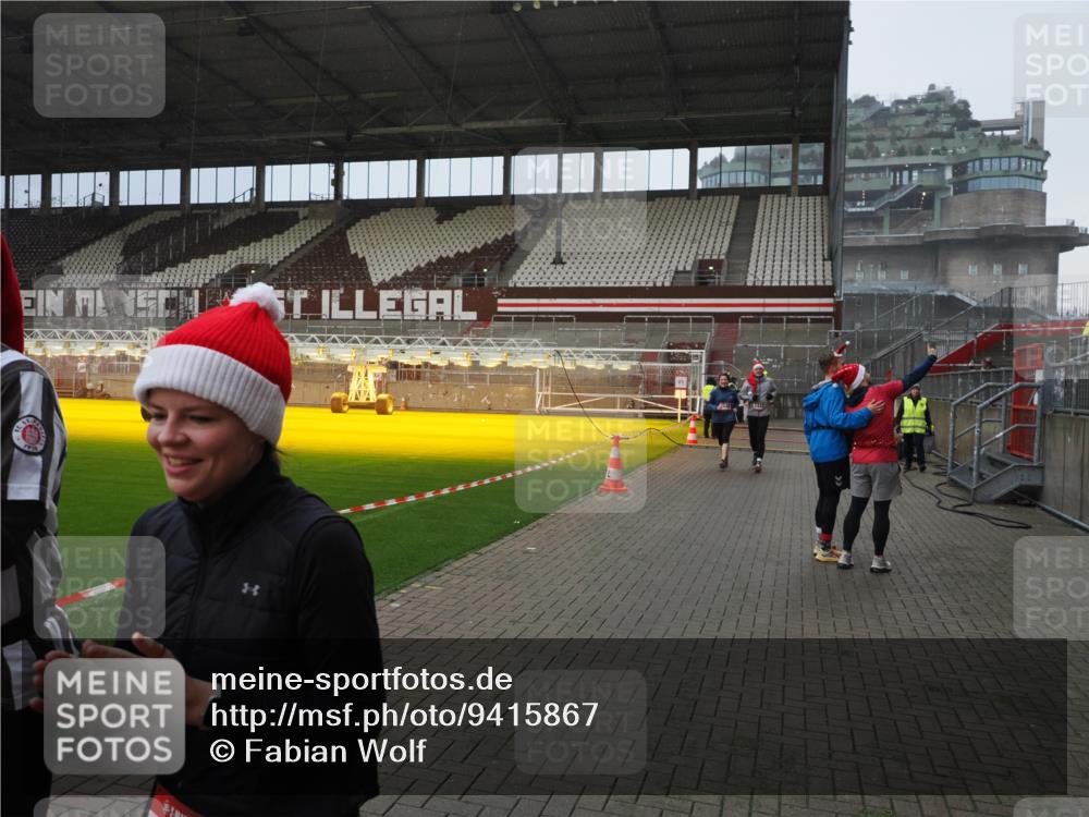 07.12.2025 - St. Pauli X-Mass-Run No. 15 Fabian Wolf http://msf.ph/oto/9415867 07.12.2025 11:06:22 Ziel 204, 414, 474, 486, 556, 1287, 1403, 1440, 1442, 4579, 4581 meine-sportfotos.de