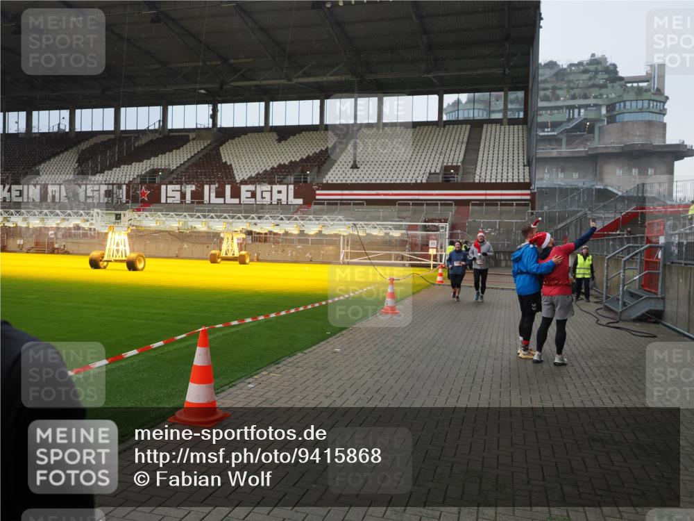 07.12.2025 - St. Pauli X-Mass-Run No. 15 Fabian Wolf http://msf.ph/oto/9415868 07.12.2025 11:06:23 Ziel 204, 414, 474, 486, 556, 1403, 1440, 1442 meine-sportfotos.de