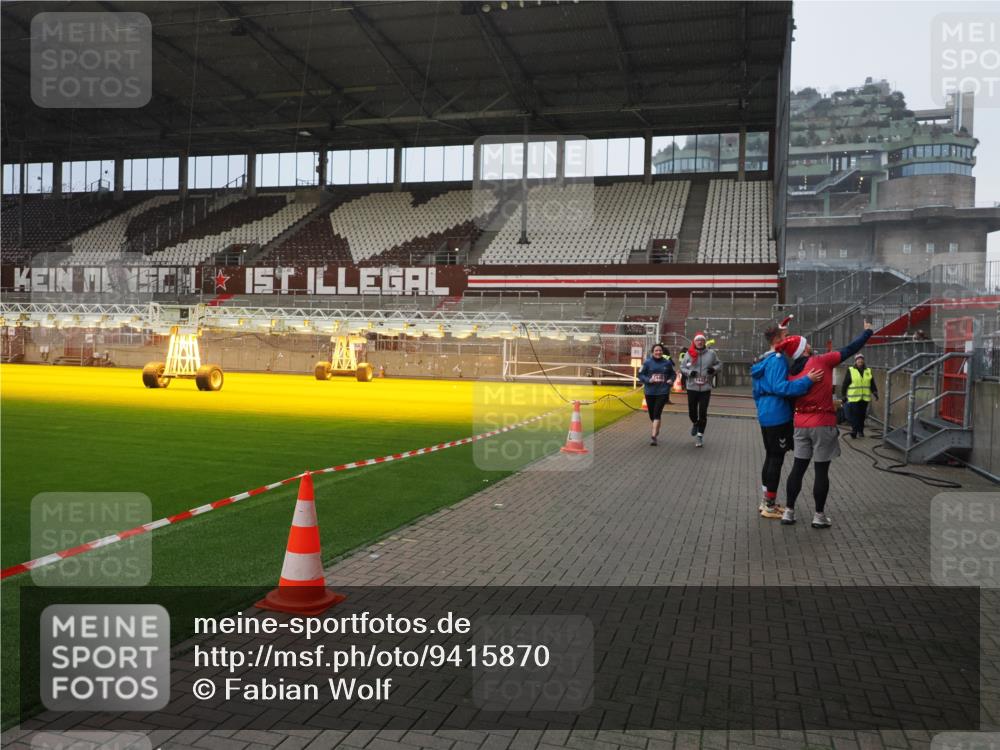 07.12.2025 - St. Pauli X-Mass-Run No. 15 Fabian Wolf http://msf.ph/oto/9415870 07.12.2025 11:06:23 Ziel 204, 414, 474, 486, 556, 1403, 1440, 1442 meine-sportfotos.de