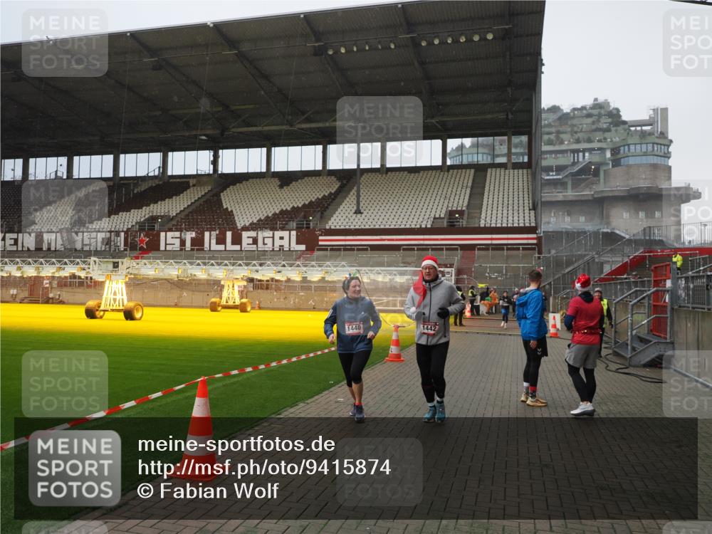 07.12.2025 - St. Pauli X-Mass-Run No. 15 Fabian Wolf http://msf.ph/oto/9415874 07.12.2025 11:06:26 Ziel 204, 414, 474, 486, 1403, 1440, 1442, 1556, 1564 meine-sportfotos.de