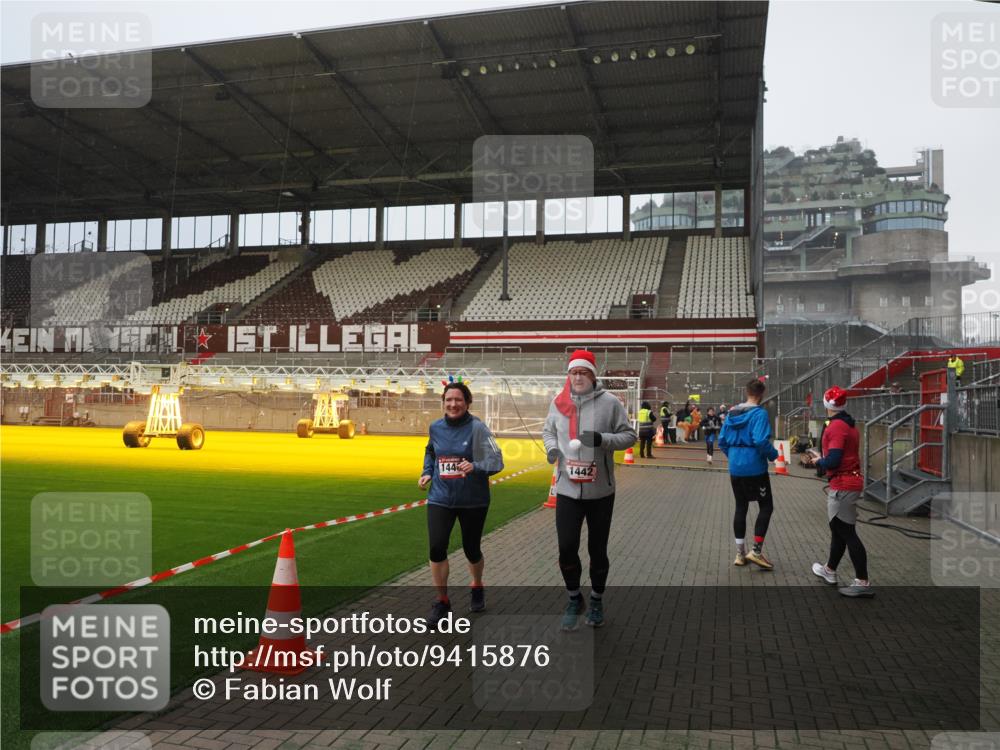 07.12.2025 - St. Pauli X-Mass-Run No. 15 Fabian Wolf http://msf.ph/oto/9415876 07.12.2025 11:06:26 Ziel 204, 414, 474, 486, 1403, 1440, 1442, 1556, 1564 meine-sportfotos.de