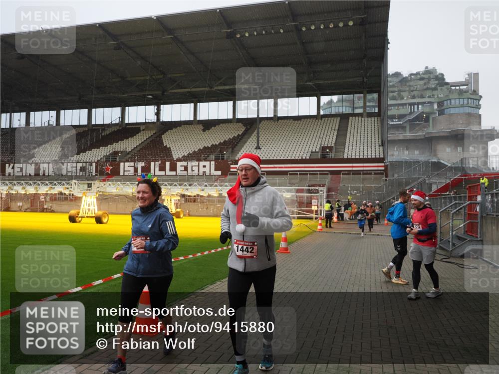 07.12.2025 - St. Pauli X-Mass-Run No. 15 Fabian Wolf http://msf.ph/oto/9415880 07.12.2025 11:06:27 Ziel 204, 414, 474, 486, 1403, 1440, 1442, 1556, 1564 meine-sportfotos.de