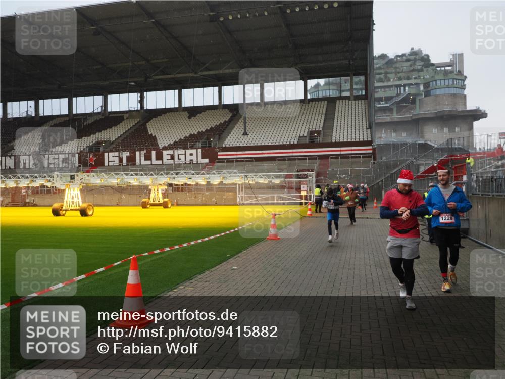 07.12.2025 - St. Pauli X-Mass-Run No. 15 Fabian Wolf http://msf.ph/oto/9415882 07.12.2025 11:06:29 Ziel 474, 486, 1286, 1403, 1440, 1442, 1556, 1564 meine-sportfotos.de