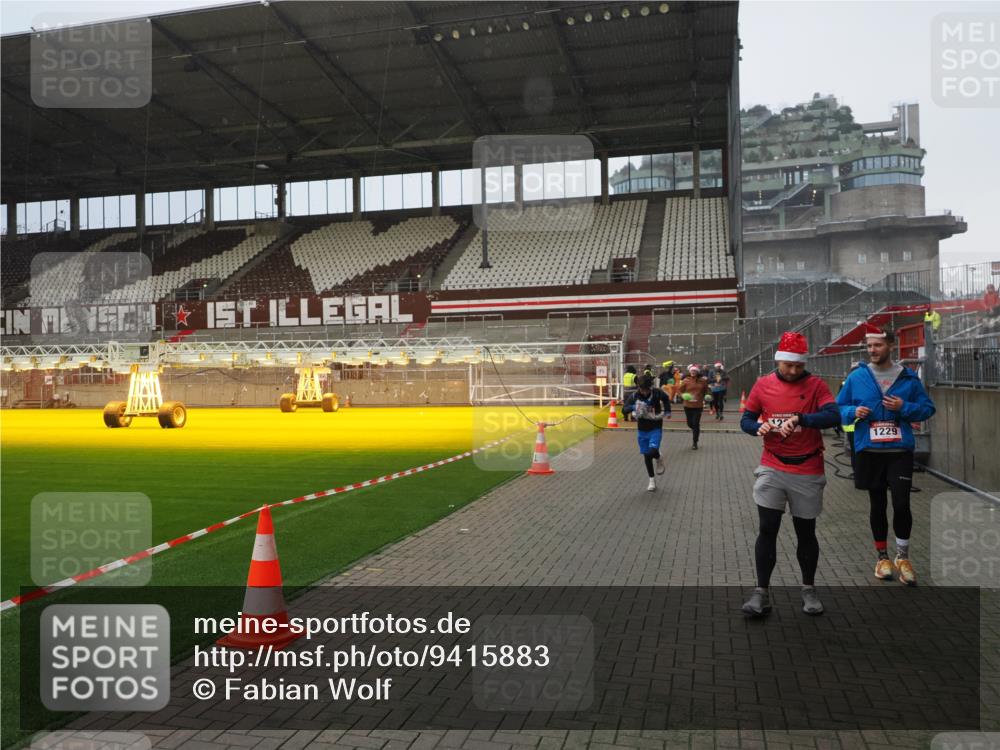 07.12.2025 - St. Pauli X-Mass-Run No. 15 Fabian Wolf http://msf.ph/oto/9415883 07.12.2025 11:06:30 Ziel 474, 486, 1285, 1286, 1403, 1440, 1442, 1556, 1564 meine-sportfotos.de