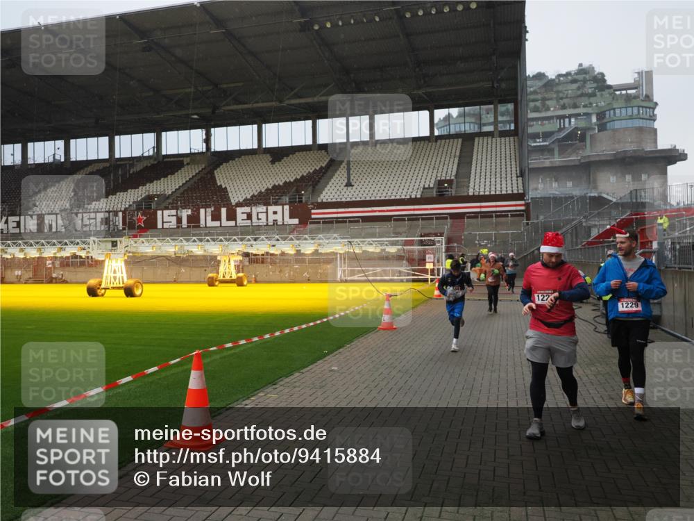 07.12.2025 - St. Pauli X-Mass-Run No. 15 Fabian Wolf http://msf.ph/oto/9415884 07.12.2025 11:06:30 Ziel 474, 486, 1285, 1286, 1403, 1440, 1442, 1556, 1564 meine-sportfotos.de