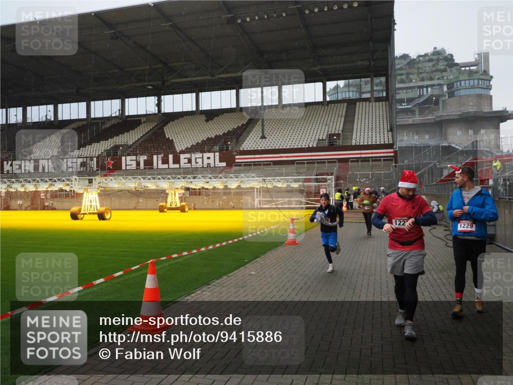07.12.2025 - St. Pauli X-Mass-Run No. 15 Fabian Wolf http://msf.ph/oto/9415886 07.12.2025 11:06:30 Ziel 474, 486, 1285, 1286, 1403, 1440, 1442, 1556, 1564 meine-sportfotos.de