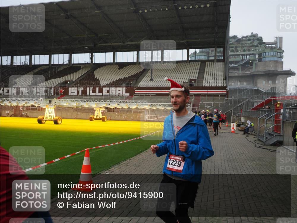 07.12.2025 - St. Pauli X-Mass-Run No. 15 Fabian Wolf http://msf.ph/oto/9415900 07.12.2025 11:06:33 Ziel 359, 382, 474, 486, 565, 1285, 1286, 1440, 1442, 1556, 1564 meine-sportfotos.de