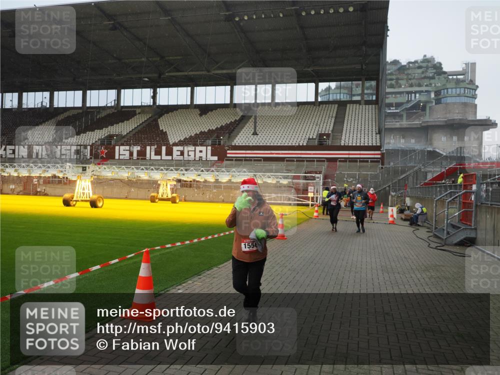07.12.2025 - St. Pauli X-Mass-Run No. 15 Fabian Wolf http://msf.ph/oto/9415903 07.12.2025 11:06:34 Ziel 359, 382, 565, 1285, 1286, 1440, 1442, 1556, 1564 meine-sportfotos.de