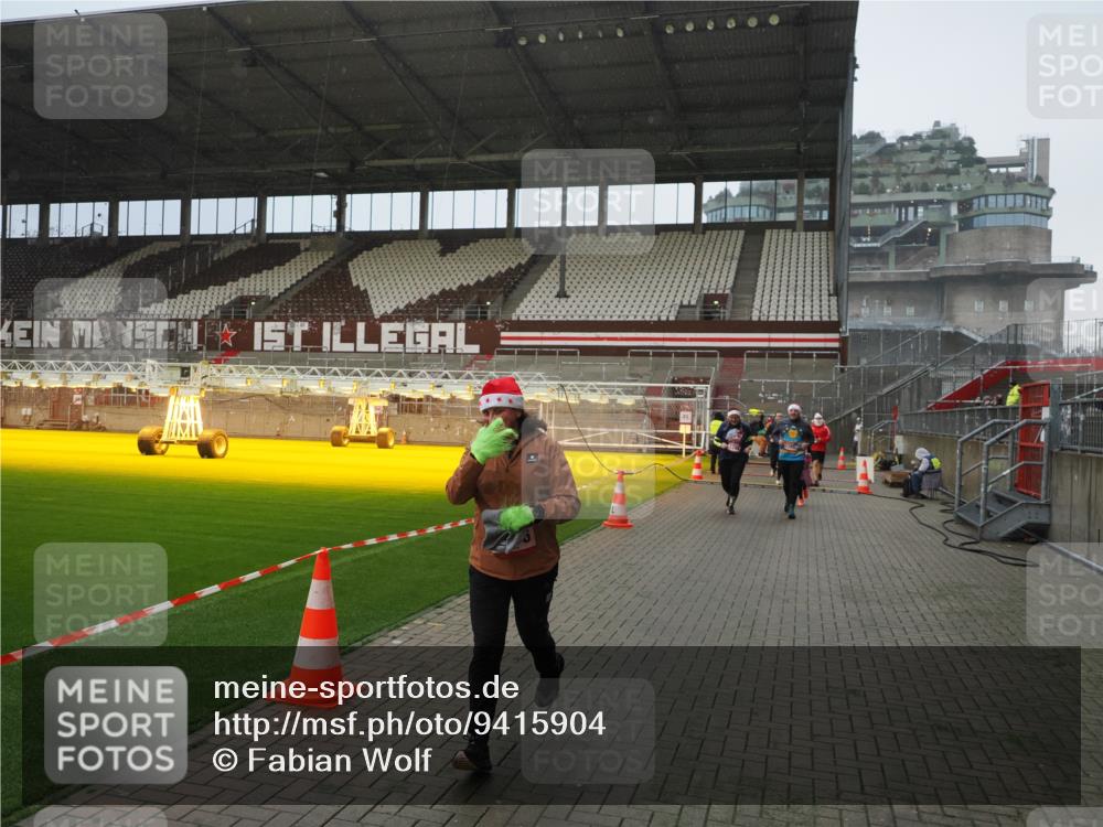 07.12.2025 - St. Pauli X-Mass-Run No. 15 Fabian Wolf http://msf.ph/oto/9415904 07.12.2025 11:06:34 Ziel 359, 382, 565, 1285, 1286, 1440, 1442, 1556, 1564 meine-sportfotos.de
