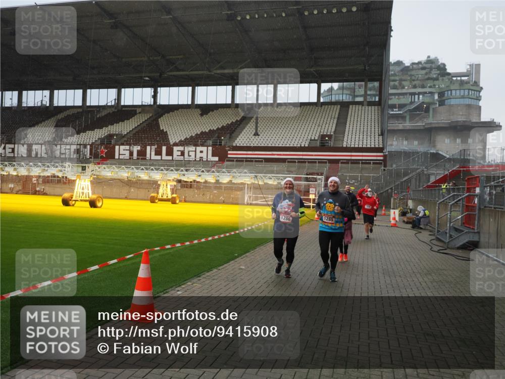 07.12.2025 - St. Pauli X-Mass-Run No. 15 Fabian Wolf http://msf.ph/oto/9415908 07.12.2025 11:06:37 Ziel 359, 382, 565, 1285, 1286, 1440, 1442, 1556, 1564, 4582, 4588 meine-sportfotos.de