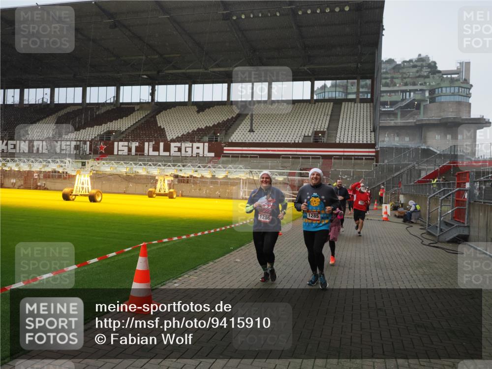 07.12.2025 - St. Pauli X-Mass-Run No. 15 Fabian Wolf http://msf.ph/oto/9415910 07.12.2025 11:06:38 Ziel 359, 382, 565, 1285, 1286, 1440, 1442, 1556, 1564, 4582, 4588 meine-sportfotos.de