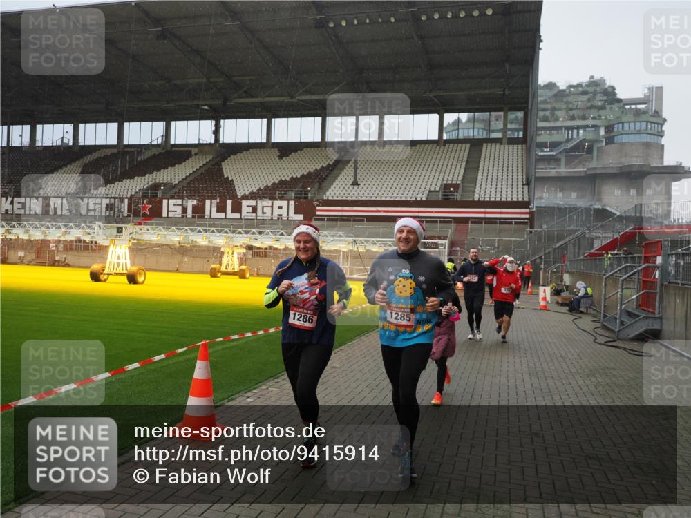 07.12.2025 - St. Pauli X-Mass-Run No. 15 Fabian Wolf http://msf.ph/oto/9415914 07.12.2025 11:06:38 Ziel 359, 382, 565, 1285, 1286, 1440, 1442, 1556, 1564, 4582, 4588 meine-sportfotos.de