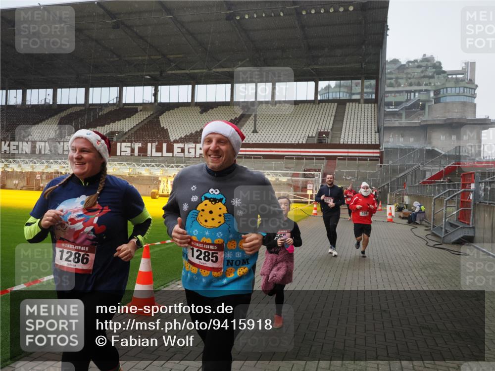07.12.2025 - St. Pauli X-Mass-Run No. 15 Fabian Wolf http://msf.ph/oto/9415918 07.12.2025 11:06:39 Ziel 359, 382, 565, 1285, 1286, 1440, 1556, 1564, 1708, 4582, 4588 meine-sportfotos.de