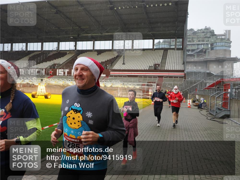 07.12.2025 - St. Pauli X-Mass-Run No. 15 Fabian Wolf http://msf.ph/oto/9415919 07.12.2025 11:06:39 Ziel 359, 382, 565, 1285, 1286, 1440, 1556, 1564, 1708, 4582, 4588 meine-sportfotos.de