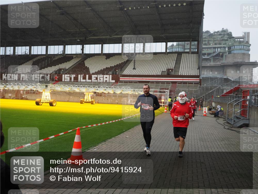 07.12.2025 - St. Pauli X-Mass-Run No. 15 Fabian Wolf http://msf.ph/oto/9415924 07.12.2025 11:06:41 Ziel 359, 382, 565, 1285, 1286, 1556, 1564, 1708, 4582, 4588 meine-sportfotos.de