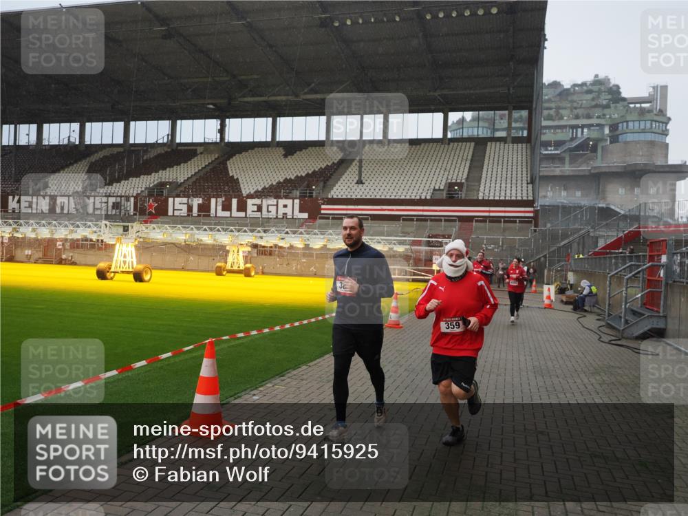 07.12.2025 - St. Pauli X-Mass-Run No. 15 Fabian Wolf http://msf.ph/oto/9415925 07.12.2025 11:06:41 Ziel 359, 382, 565, 1285, 1286, 1556, 1564, 1708, 4582, 4588 meine-sportfotos.de