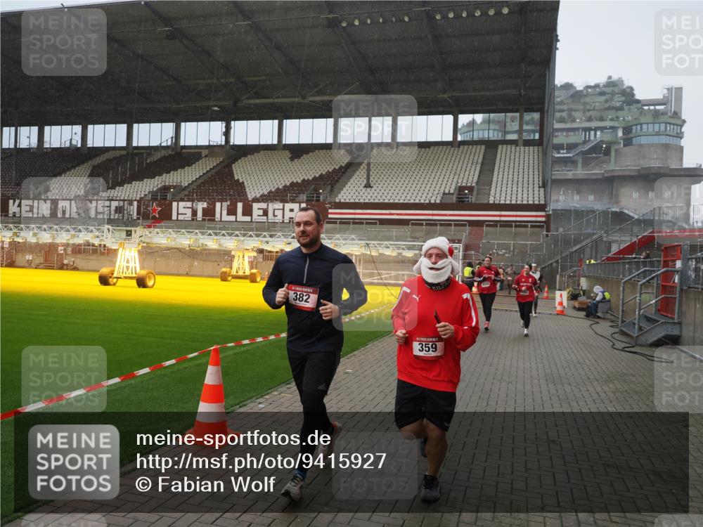 07.12.2025 - St. Pauli X-Mass-Run No. 15 Fabian Wolf http://msf.ph/oto/9415927 07.12.2025 11:06:42 Ziel 359, 382, 565, 1285, 1286, 1556, 1564, 1708, 4582, 4588 meine-sportfotos.de