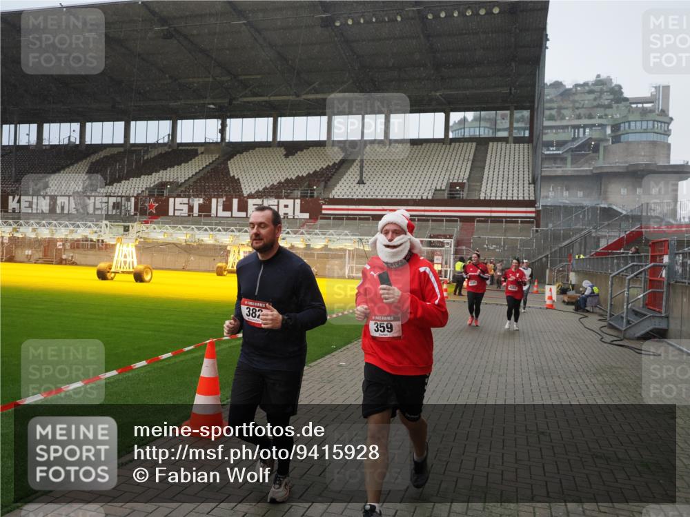 07.12.2025 - St. Pauli X-Mass-Run No. 15 Fabian Wolf http://msf.ph/oto/9415928 07.12.2025 11:06:42 Ziel 359, 382, 565, 1285, 1286, 1556, 1564, 1708, 4582, 4588 meine-sportfotos.de