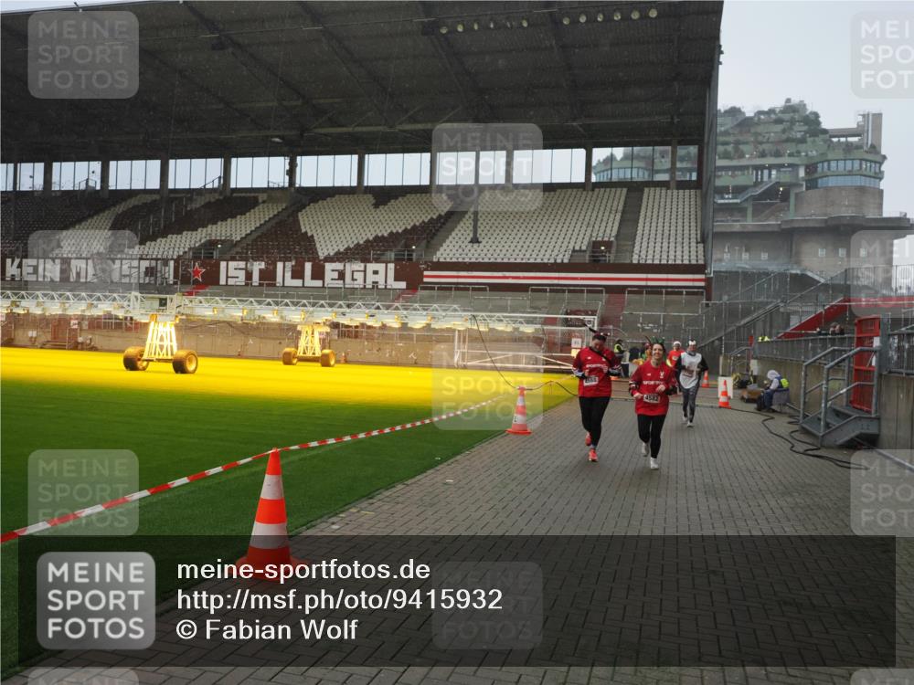 07.12.2025 - St. Pauli X-Mass-Run No. 15 Fabian Wolf http://msf.ph/oto/9415932 07.12.2025 11:06:43 Ziel 359, 382, 565, 595, 1285, 1286, 1556, 1564, 1708, 4582, 4588 meine-sportfotos.de