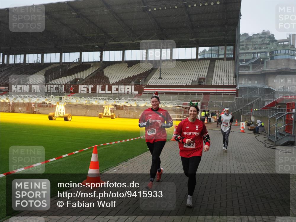 07.12.2025 - St. Pauli X-Mass-Run No. 15 Fabian Wolf http://msf.ph/oto/9415933 07.12.2025 11:06:45 Ziel 359, 382, 565, 595, 1285, 1286, 1462, 1556, 1564, 1708, 4582, 4588 meine-sportfotos.de