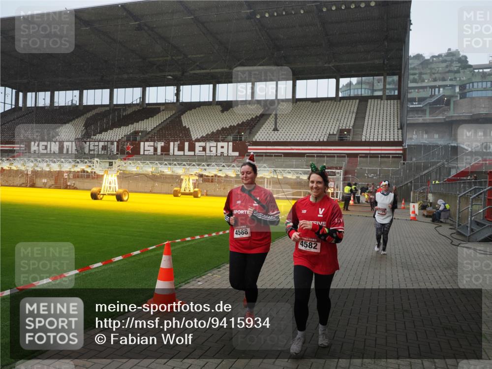 07.12.2025 - St. Pauli X-Mass-Run No. 15 Fabian Wolf http://msf.ph/oto/9415934 07.12.2025 11:06:45 Ziel 359, 382, 565, 595, 1285, 1286, 1462, 1556, 1564, 1708, 4582, 4588 meine-sportfotos.de