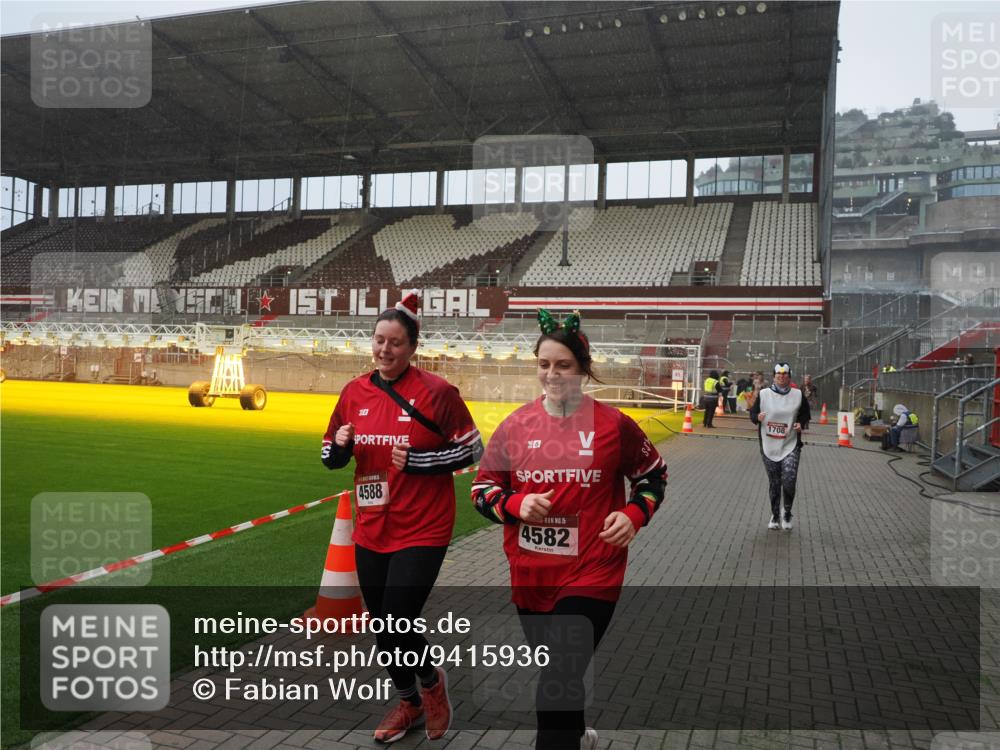 07.12.2025 - St. Pauli X-Mass-Run No. 15 Fabian Wolf http://msf.ph/oto/9415936 07.12.2025 11:06:46 Ziel 359, 382, 565, 595, 1285, 1286, 1462, 1469, 1556, 1564, 1708, 4582, 4588 meine-sportfotos.de