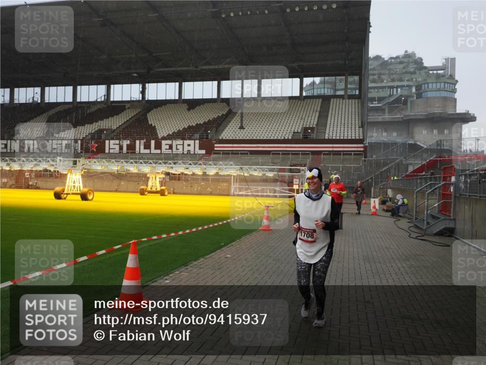 07.12.2025 - St. Pauli X-Mass-Run No. 15 Fabian Wolf http://msf.ph/oto/9415937 07.12.2025 11:06:48 Ziel 359, 382, 565, 595, 1285, 1286, 1462, 1469, 1708, 4582, 4588 meine-sportfotos.de