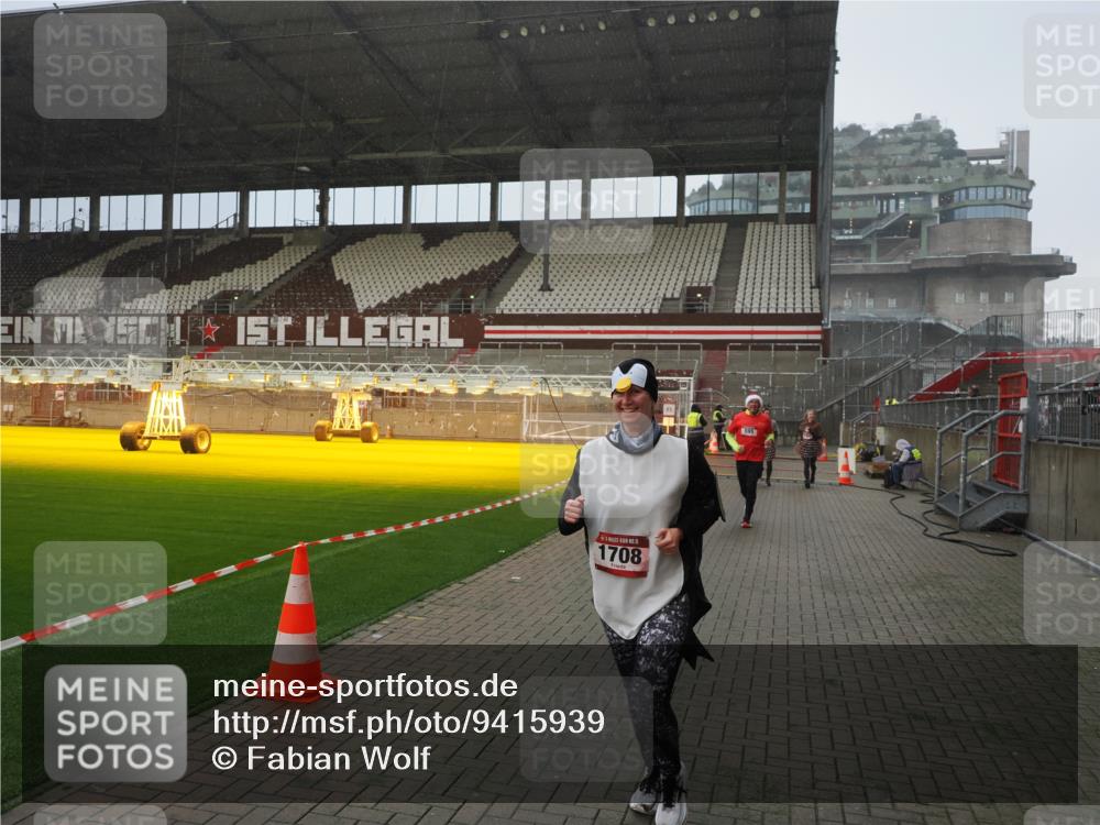 07.12.2025 - St. Pauli X-Mass-Run No. 15 Fabian Wolf http://msf.ph/oto/9415939 07.12.2025 11:06:48 Ziel 359, 382, 565, 595, 1285, 1286, 1462, 1469, 1708, 4582, 4588 meine-sportfotos.de