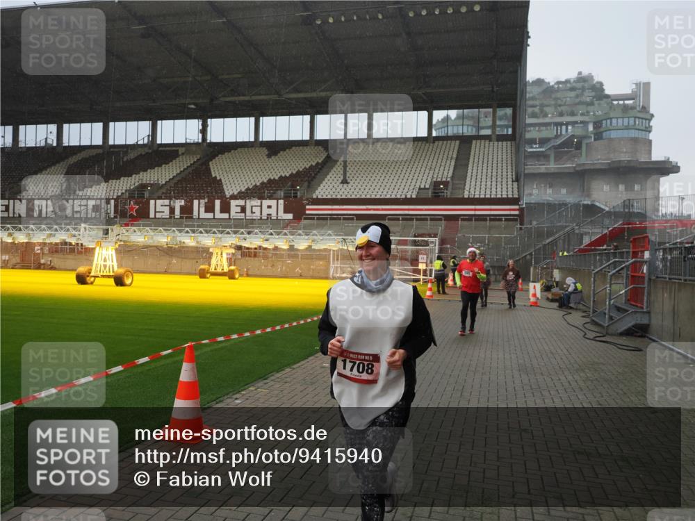07.12.2025 - St. Pauli X-Mass-Run No. 15 Fabian Wolf http://msf.ph/oto/9415940 07.12.2025 11:06:48 Ziel 359, 382, 565, 595, 1285, 1286, 1462, 1469, 1708, 4582, 4588 meine-sportfotos.de
